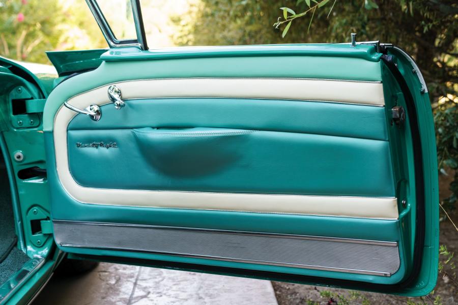 Детали интерьера Oldsmobile Starfire 98 Convertible (3067DX) 1957 года  (фото 3 из 27)
